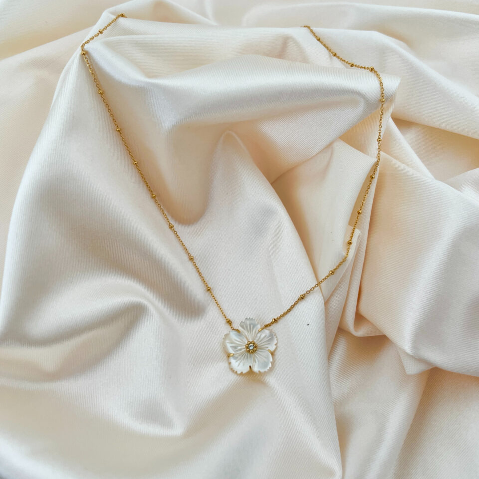 שרשרת סאקורה לבנה